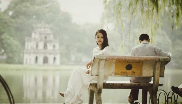 12 Clear Signs You’re Dating the Wrong Person